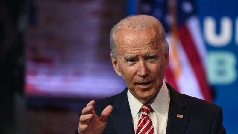 L'ancien vice-président américain Joe Biden, candidat démocrate à l'élection présidentielle, répond aux questions de la presse à l'hôtel The Queen à Wilmington, dans le Delaware, le 16 novembre 2020. (Roberto Schmidt/AFP via Getty Images)