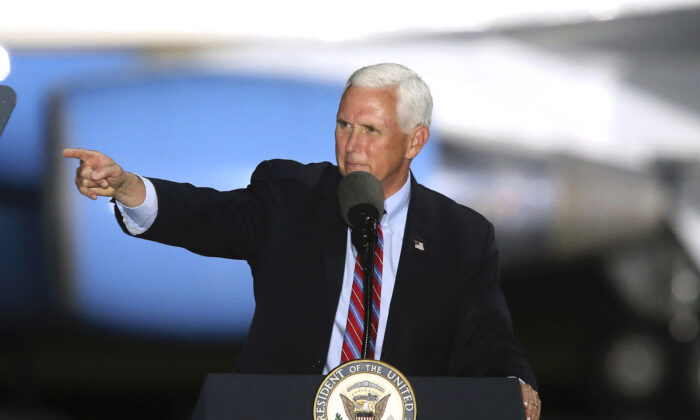 Le vice-président Mike Pence s'adresse aux supporteurs lors d'un rassemblement de campagne à Tallahassee, en Floride, le 24 octobre 2020. (Steve Cannon/AP Photo)