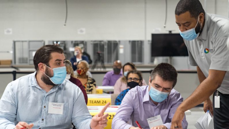 Les employés du comté de Gwinnett commencent le recomptage des bulletins de vote de l'élection présidentielle à Lawrenceville, en Géorgie, le 13 novembre 2020. (Megan Varner/Getty Images)