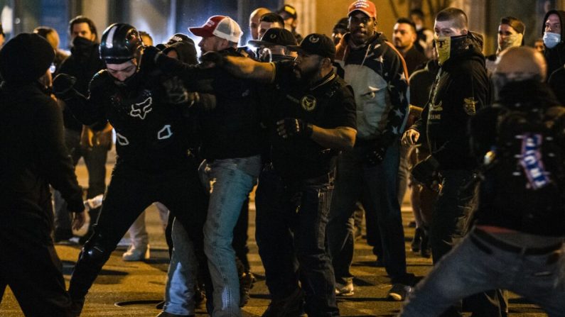 Des membres d'Antifa et des Proud Boys s'affrontent au milieu de la rue après la "Marche du Million MAGA[Make America Great Again]" à Washington le 14 novembre 2020. (Samuel Corum/Getty Images)