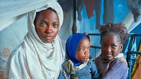 Une mère aux yeux bleus et ses enfants rejetés par le mari se transforment dans une superbe séance de photos