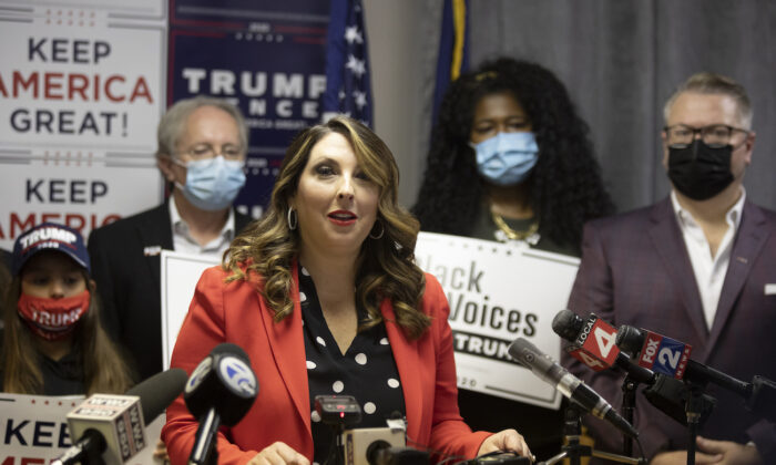 La présidente du Comité national républicain, Ronna McDaniel, s'exprime lors de la conférence de presse Trump Victory à Bloomfield Hills, Michigan, le 6 novembre 2020. (Elaine Cromie/Getty Images)