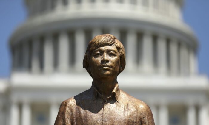 Gros plan de la statue de l'Homme de Tian'anmen (« Tank Man » en anglais) qui a été dévoilée lors d'un rassemblement pour commémorer le 30e anniversaire du massacre de la place Tiananmen, sur la pelouse ouest du Capitole le 4 juin 2019. (Samira Bouaou/The Epoch Times)