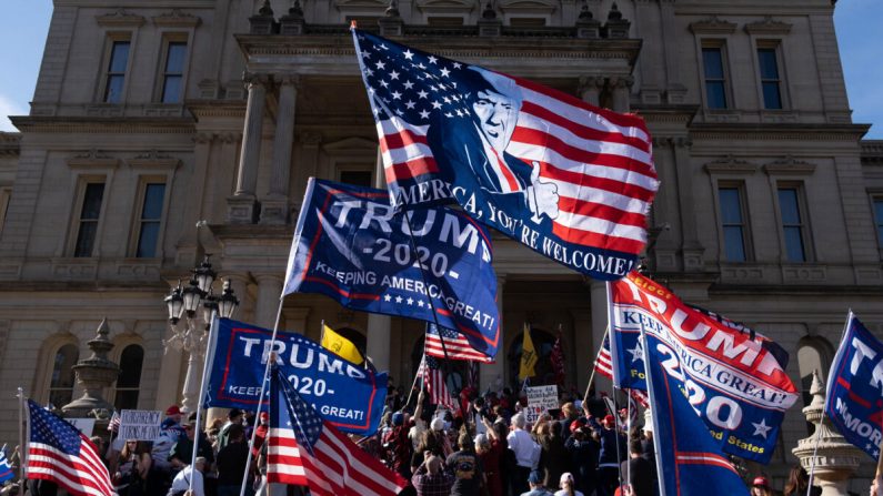 Des supporters du président américain Donald Trump manifestent au Capitole de Lansing, dans le Michigan, le 7 novembre 2020 (Seth Herald/AFP via Getty Images)