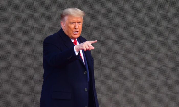 Le président américain Donald Trump salue ses supporteurs après un rassemblement à Newtown, en Pennsylvanie, le 31 octobre 2020. (Mark Makela/Getty Images)