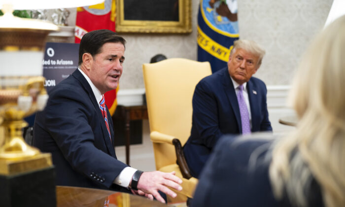 Le président Donald Trump rencontre le gouverneur de l'Arizona, Doug Ducey, dans le bureau ovale, à Washington, le 5 août 2020. (Doug Mills/The New York Times via Getty Images)