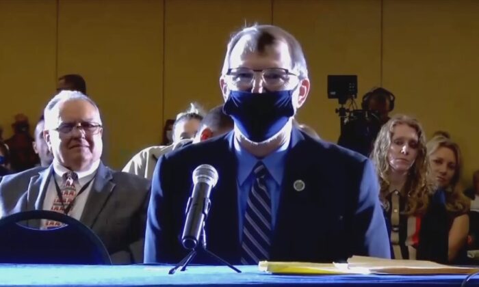 Le colonel à la retraite Phil Waldron a assisté à l'audition du Sénat de l'État de Pennsylvanie le 25 novembre (capture d'écran)