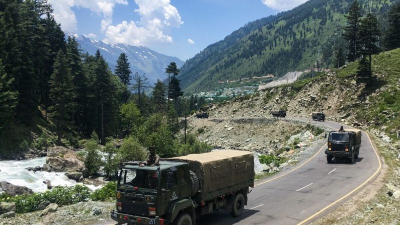 Des convois de l'armée indienne se dirigent vers Leh, près de la frontière avec la Chine, à Gagangir, en Inde, le 17 juin 2020. (TAUSEEF MUSTAFA/AFP via Getty Images)