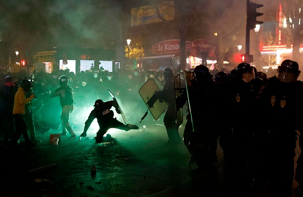 Affrontements entre casseurs et forces de l'ordre après une manifestation à Paris le 28 novembre 2020 contre le projet de loi sur la « sécurité globale », dont l'article 24 criminaliserait la publication d'images de policiers en service dans l'intention de porter atteinte à leur « intégrité physique ou psychologique ».  (Photo par Thomas COEX / AFP) (Photo par THOMAS COEX/AFP via Getty Images)