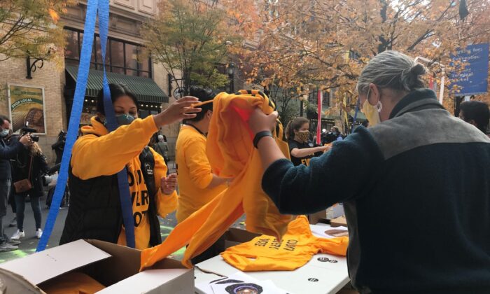 Les gens se rassemblent devant le Pennsylvania Convention Center à Philadelphie, en Pennsylvanie, pour demander que tous les votes soient comptés, le 6 novembre 2020, (Charlotte Cuthbertson/The Epoch Times)