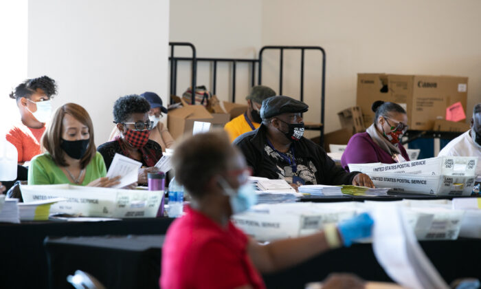 Des scrutateurs comptent les bulletins de vote du comté de Fulton à la State Farm Arena d'Atlanta, en Géorgie, le 4 novembre 2020. (Jessica McGowan/Getty Images)