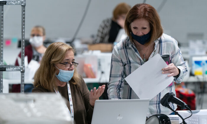 Le personnel électoral trie les bulletins de vote en vue d'un audit au Gwinnett County Board of Voter Registrations and Elections offices à Lawrenceville, Géorgie, le 7 novembre 2020. (Elijah Nouvelage/Getty Images)