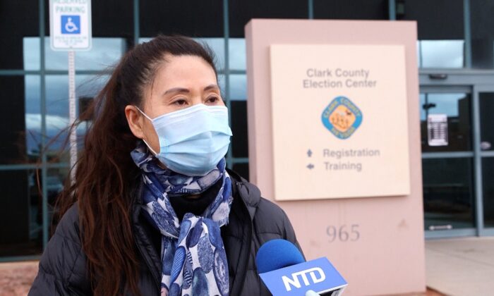 Une observatrice du scrutin, Liu Fenglan, au Centre électoral du comté de Clark, Nevada, le 8 novembre 2020. (Linda Jiang/The Epoch Times)