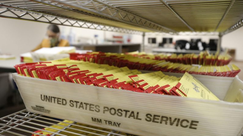 Vote par correspondance au bureau électoral du comté de Salt Lake City, dans l'Utah, le 29 octobre 2020. (George Frey/AFP via Getty Images)
