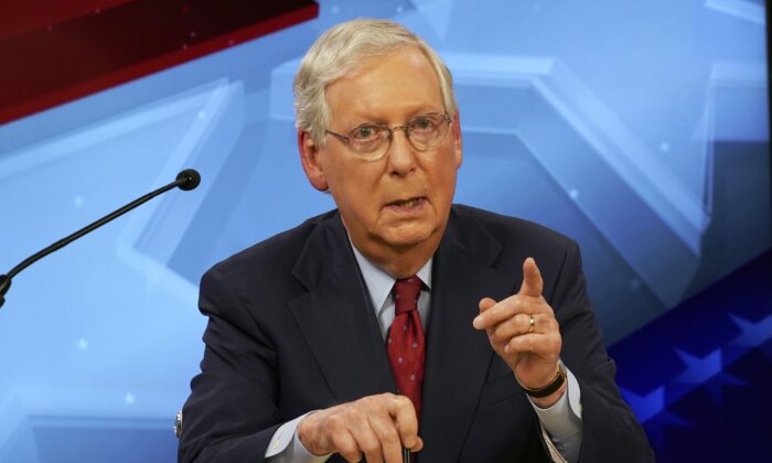 Le leader de la majorité au Sénat, Mitch McConnell (Parti républicain, Kentucky), s'exprime lors d'un débat avec la candidate démocrate au Sénat Amy McGrath, à Lexington (Kentucky), le 12 octobre 2020. (Michael Clubb/Pool/Getty Images)