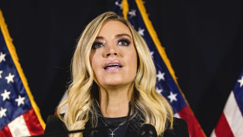 La secrétaire de presse de la Maison-Blanche, Kayleigh McEnany, s'exprime lors d'une conférence de presse au siège social du Comité national républicain, à Washington, le 9 novembre 2020. (Samuel Corum/Getty Images)