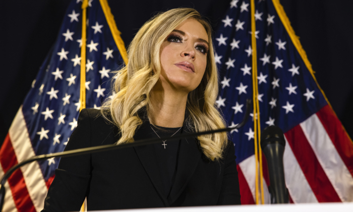 La porte-parole de la Maison-Blanche, Kayleigh McEnany, s'exprime lors d'une conférence de presse au siège du Comité national républicain à Washington le 9 novembre 2020. (Samuel Corum/Getty Images)