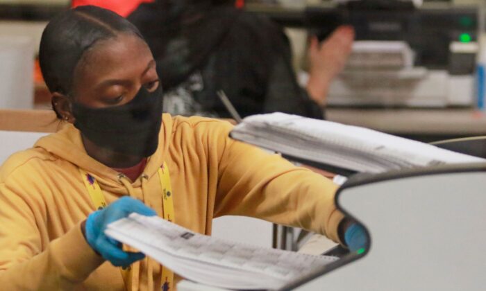 Une employée s'occupe des bulletins de vote officiels au département électoral du comté de Clark, à North Las Vegas, le 5 novembre 2020. (Ronda Churchill/AFP via Getty Images)