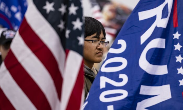 Les supporteurs du président Donald Trump se rassemblent devant l'hôtel Wyndham Gettysburg avant une audition publique de la commission politique de la majorité du Sénat de Pennsylvanie pour discuter des problèmes et des irrégularités des élections de 2020, à Gettysburg, Pennsylvanie, le 25 novembre 2020. (Samuel Corum/Getty Images)