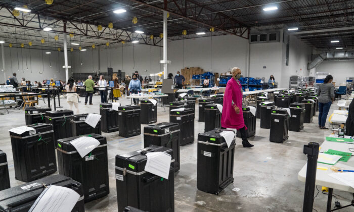 Des travailleurs électoraux du comté de Gwinnett manipulent des bulletins de vote dans le cadre du recomptage des votes pour l'élection présidentielle de 2020 au Beauty P. Baldwin Voter Registrations and Elections Building à Lawrenceville, Géorgie, le 16 novembre 2020. (Megan Varner/Getty Images)