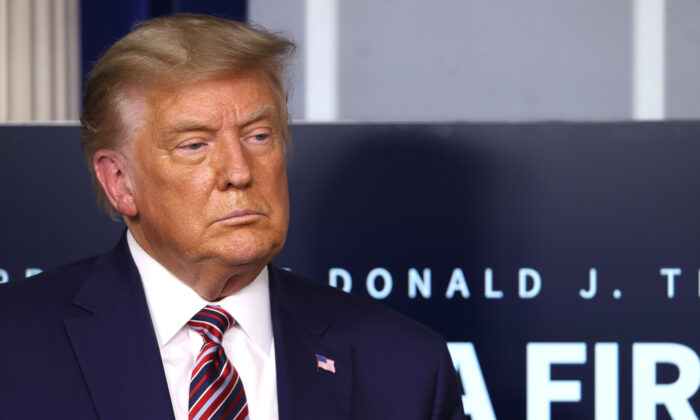 Le président américain Donald Trump, lors d'un briefing dans la salle de presse James Brady, à la Maison Blanche, à Washington, le 20 novembre 2020. (Tasos Katopodis/Getty Images)