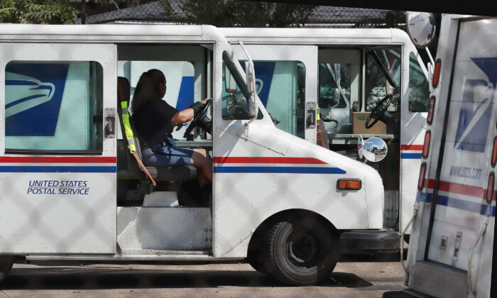 Un employé du service postal des États-Unis (USPS) quitte une installation postale à Chicago, Illinois, le 15 août 2019. (Scott Olson/Getty Images)