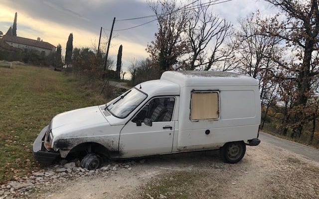 Le jeune homme de 25 ans a roulé plusieurs kilomètres sur la jante avant d’être contraint d’immobiliser son véhicule sur un chemin de terre. Crédit : gendarmerie du Lot. 