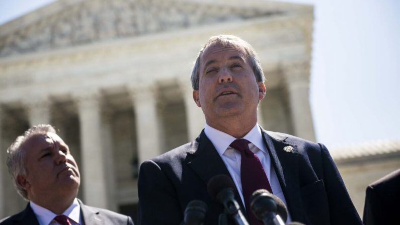 Le procureur général du Texas, Ken Paxton, s'adresse aux journalistes lors d'une conférence de presse devant la Cour suprême au Capitole à Washington le 9 juin 2016. (Gabriella Demczuk/Getty Images)