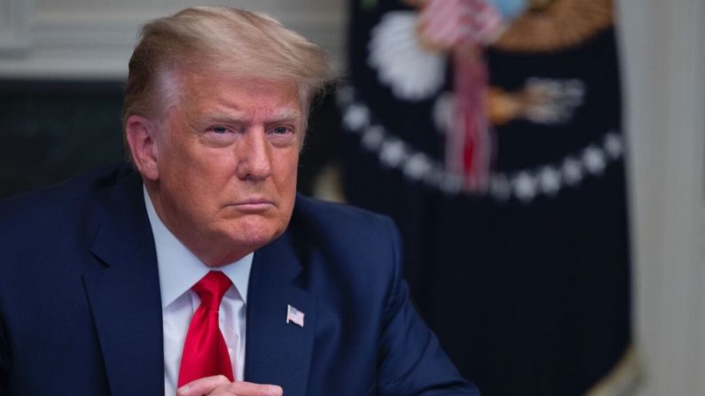 Le président Donald Trump participe à une téléconférence organisée à l'occasion de la fête de Thanksgiving avec des membres de l'armée américaine, à la Maison Blanche à Washington, le 26 novembre 2020. (Andrew Caballero-Reynolds/AFP via Getty Images)