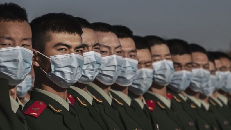 Des soldats chinois s'alignent lors d'une cérémonie marquant le 70e anniversaire de l'entrée de la Chine dans la guerre de Corée sur la place Tiananmen à Pékin, en Chine, le 23 octobre 2020. (Kevin Frayer/Getty Images)