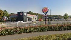 Il donne un cours de conduite à son ami, la voiture finit dans un Burger King