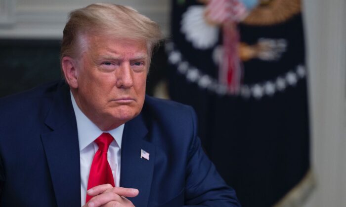 Le président Donald Trump participe à une téléconférence de Thanksgiving avec des membres de l'armée américaine, à la Maison-Blanche à Washington, le 26 novembre 2020. (Andrew Caballero-Reynolds/AFP via Getty Images)