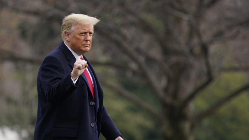 Le président Donald Trump fait un geste alors qu'il marche sur la pelouse sud de la Maison-Blanche, le 12 décembre 2020. (Patrick Semansky/AP Photo)