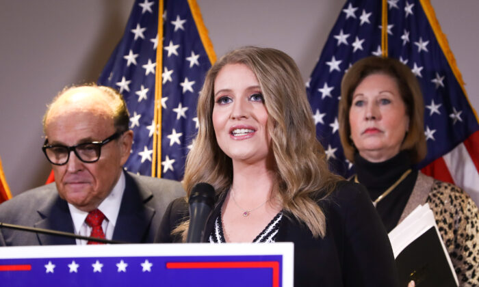 Jenna Ellis, conseillère juridique principale de la campagne du président Donald Trump, s'adresse aux médias en compagnie de Rudy Giuliani (à gauche), avocat de Trump et ancien maire de New York, et de Sidney Powell, avocate, lors d'une conférence de presse au siège du Comité national républicain à Washington le 19 novembre 2020. (Charlotte Cuthbertson/Epoch Times)