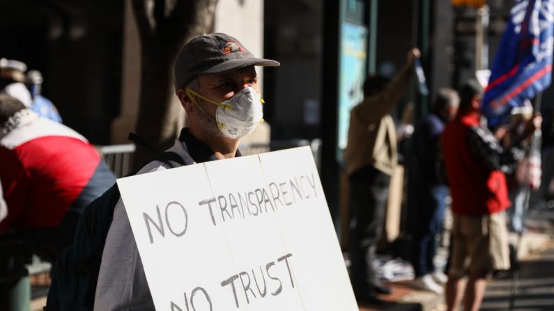 Ken Patkin se joint à la manifestation pour Donald Trump organisée au Centre des congrès de Pennsylvanie à Philadelphie, en Pennsylvanie, le 6 novembre 2020. (Charlotte Cuthbertson/The Epoch Times)