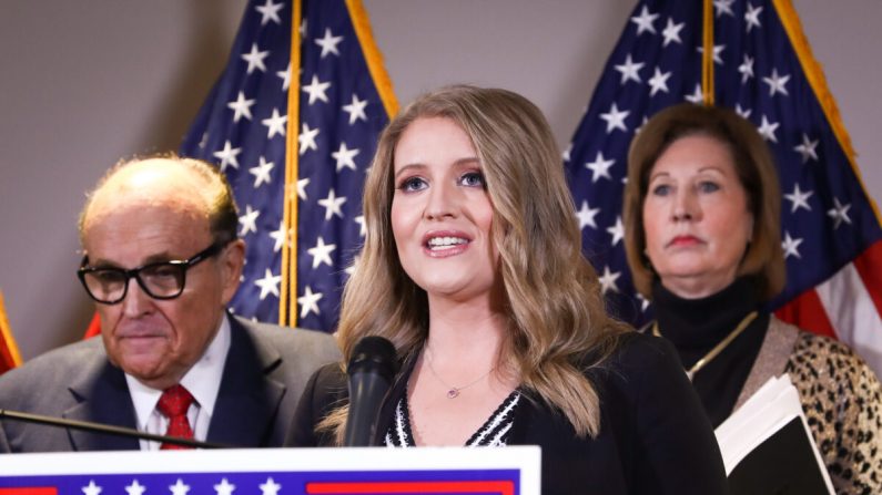 Jenna Ellis, conseillère juridique principale de l'équipe de campagne du président Donald Trump, s'adresse aux médias en compagnie de Rudy Giuliani (à gauche), avocat de Donald Trump et ancien maire de New York, et de Sidney Powell, avocate, lors d'une conférence de presse au siège du Comité national républicain à Washington le 19 novembre 2020. (Charlotte Cuthbertson/The Epoch Times)