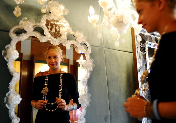 -Une femme porte un collier en verre à la boutique Seguso de la célèbre Piazza San Marco à Venise le 30 août 2010. Photo VINCENZO PINTO / AFP via Getty Images.