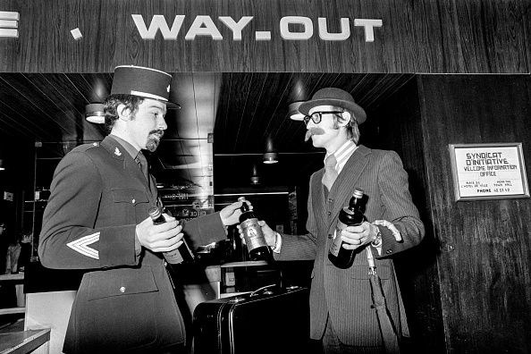 -Un Britannique offre une bouteille de whisky à un douanier du Havre pour célébrer l'adhésion du Royaume-Uni aux Communautés européennes, le 1er janvier 1973 au Havre. Photo de Jean-Pierre PREVEL / AFP via Getty Images.