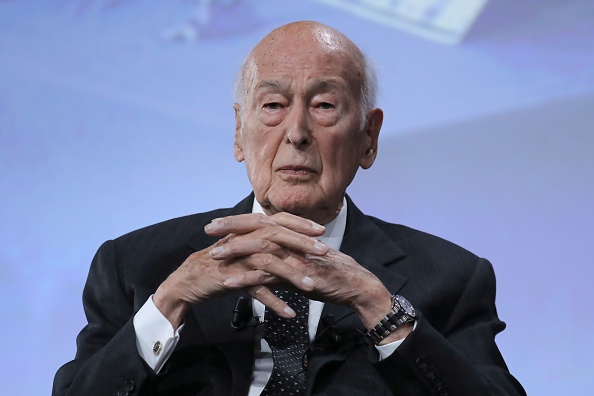 -L'ancien président français Valery Giscard d'Estaing regarde une conférence à Paris le 20 juin 2019.  Photo par Jacques Demarthon / AFP via Getty Images.