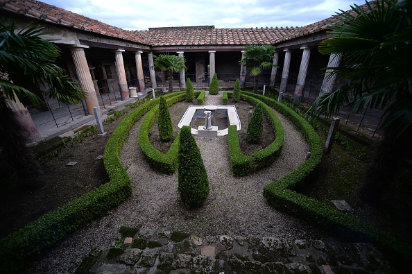 -Une vue générale montre la Maison des Golden Cupids, qui rouvre après des travaux sur ses sols en mosaïque, le 25 novembre 2019 à Pompéi, des zones entières n'ont pas encore été explorées par les archéologues modernes. Photo par Filippo Monteforte / AFP via Getty Images.