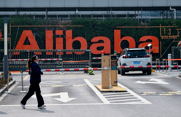 -Une femme fait du jogging devant le siège d'Alibaba à Hangzhou, à environ 175 kilomètres au sud-ouest de Shanghai, le 5 février 2020. Photo par Noel Celis / AFP via Getty Images.