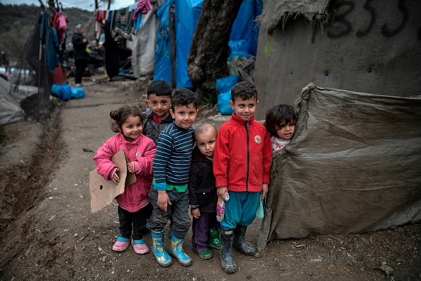 Des enfants jouent près de leurs tentes dans le camp de migrants surpeuplé de Moria sur l'île grecque de Lesbos, dans la mer Égée, le 5 mars 2020. Photo par Louisa Gouliamaki/ AFP via Getty Images.