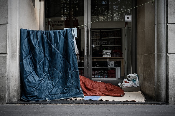 Pierrot dort là où il peut, mais il aimerait avoir un toit au-dessus de la tête. (PHILIPPE LOPEZ/AFP via Getty Images)