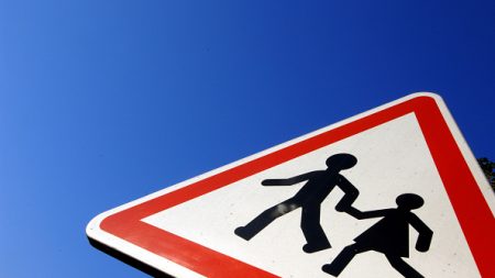 Indre-et-Loire : un enfant de maternelle escalade le portail de l’école pour aller à la supérette