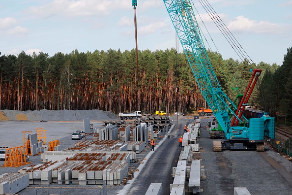 -Un aperçu du chantier de construction du futur géant américain de la voiture électrique Tesla est présenté le 3 septembre 2020 à Gruenheide près de Berlin. Photo par Odd Andersen / AFP via Getty Images.