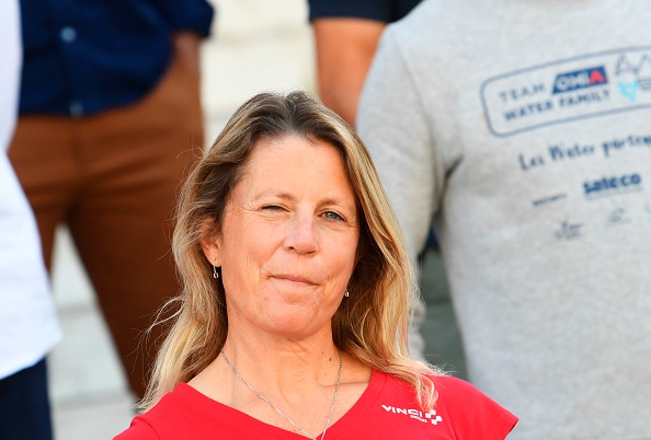 -La skipper britannique Initiative-Cœur Samantha Davies suite a une violente collision fera escale au Cap (Afrique du Sud), pour réparer son bateau et repartir hors-course. Photo par Alain Jocard / AFP via Getty Images.