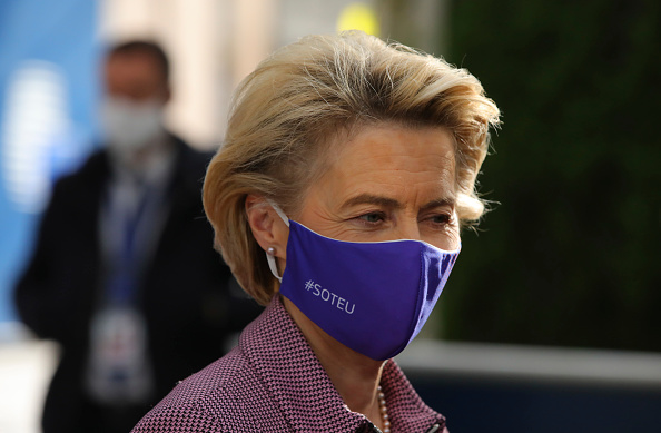 -La présidente de la Commission européenne, Ursula von der Leyen et le premier Ministre britannique Boris Johnson feront un nouveau point lundi soir, sous la pression toujours plus intense du calendrier. Photo par Olivier Matthys / POOL / AFP via Getty Images.