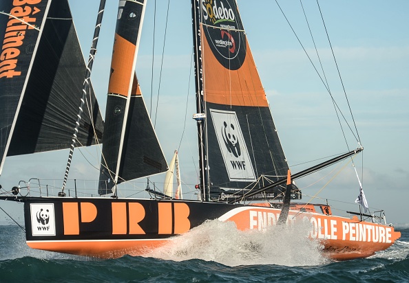 -Le skipper français Kevin Escoffier navigue sur son monocoque classe 60 Imoca après le départ du tour du monde en solitaire du Vendée Globe le 8 novembre 2020. Photo par Jean-François Monier/ AFP via Getty Images.