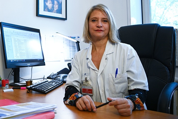 -Chef du service des maladies infectieuses de l'hôpital Saint-Antoine Karine Lacombe pose à l'hôpital Saint-Antoine de Paris, le 10 novembre 2020. Photo Anne-Christine Poujoulat / AFP via Getty Images.