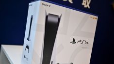 Arnaque : il commande une PS5 sur Amazon et découvre une bouteille d’eau dans la boîte